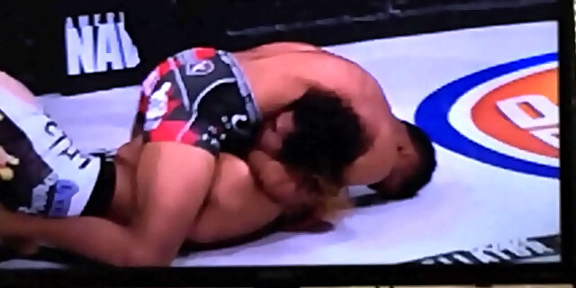 Black Fighter Rub His Bulge On Opponent's Ass / Luchador Negro Soba Bulto