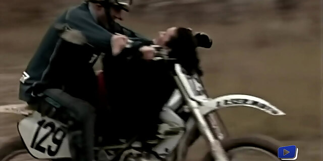 Lee Ann Et Maeva, Brunettes Rebelles, Baisent Sur Une Moto