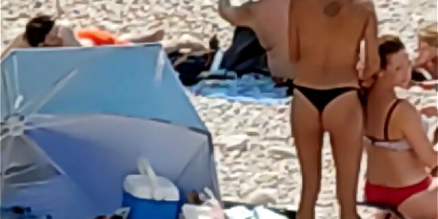 Chica En Topless Hace Masaje En Playa De Barcelona