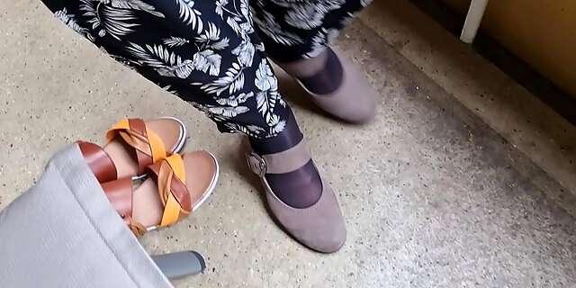 Meine Strumpfhosen- Füße In Damen Pumps Und Pantoletten