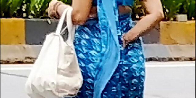 Indian Big Ass Sexy Bhabhi Waiting For Bus