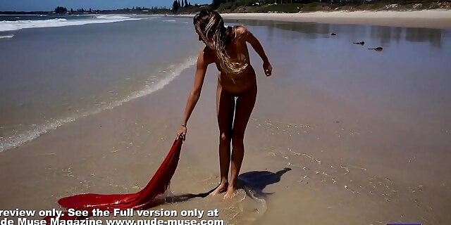 Elly Pussy Naked In The Public Beach