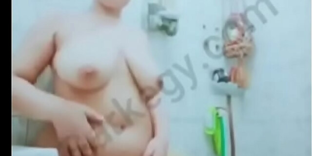 ميلف تعرض طيزها وبزازها لحبيبها في الحمام-egyporn