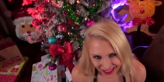 Alix Lynx Christmas Blowjob