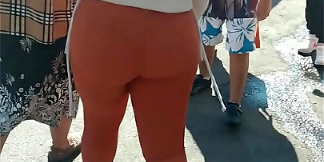 Culona Mexicana En Leggins Naranjas En La Calle