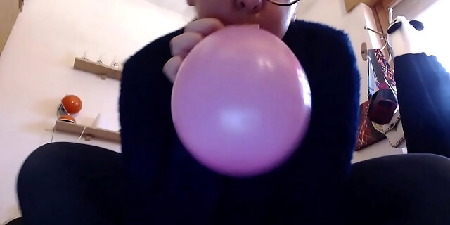 Questi Palloncini Colorati Fanno Eccitare Così Tanto Tua Madre Che Ci Squirta Sopra Come Non Mai