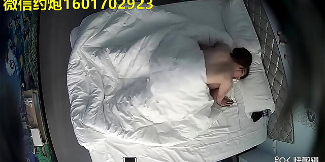 幸福屌丝男被年轻性欲强女友上位骑射爽完各自玩手机