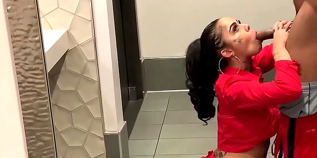 Genevieve Sinn Sucks Sevyan Harden’s Bbc In Public Bathroom