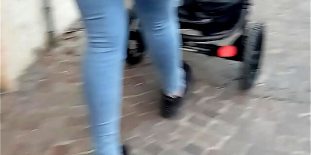 Big Ass In Tight Jeans