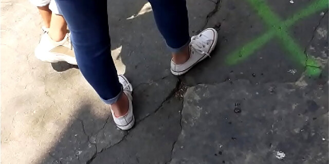 2 Sabrosas Morritas De 18 Años En Jeans Grabadas En La Calle Ricos Culitos Follables