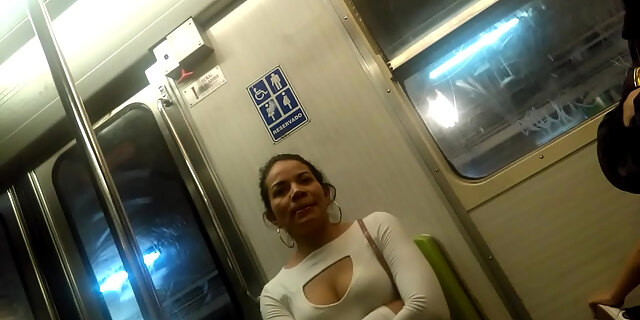 Milf En El Metro